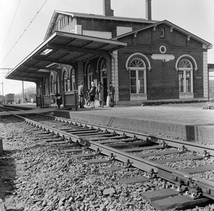 153103 Gezicht op de perronzijde van het N.S.-station Harderwijk te Harderwijk.